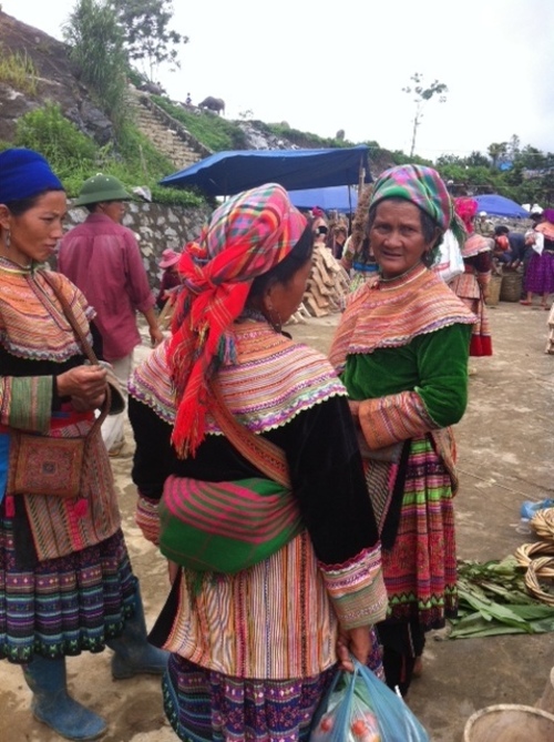 ベトナムひとり旅   花モン族のマーケット